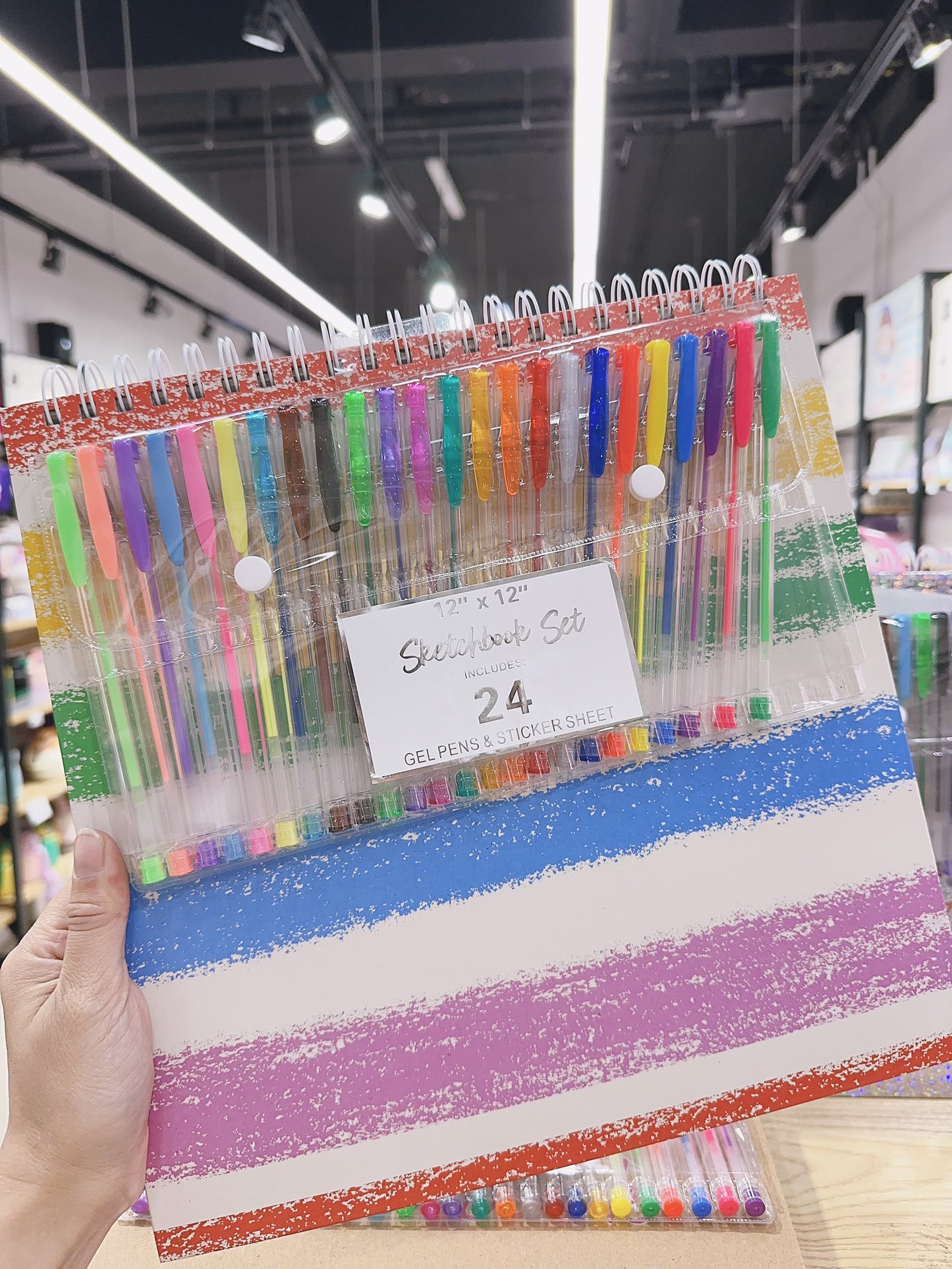 Set de  croquera con 24 lápices de colores